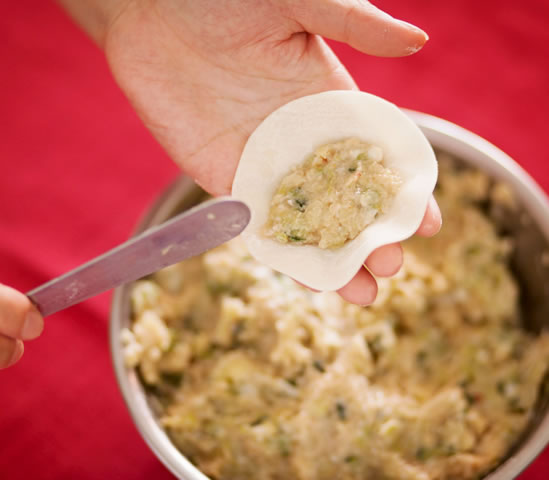 餃子の餡を載せる