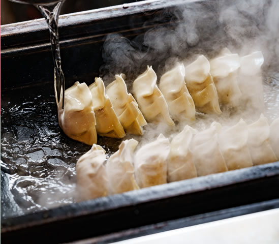 餃子を焼く