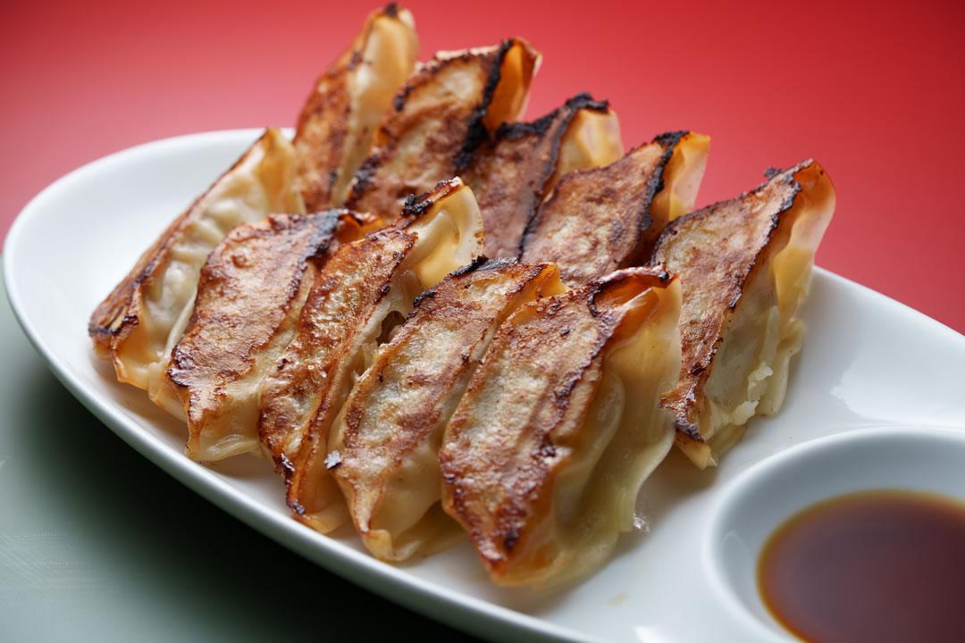 お皿に乗った焼き餃子